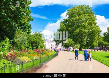 Der St James`s Park ist ein 23 Hektar großer Park in der City of Westminster, im Zentrum von London, der im Westen vom Buckingham Palace begrenzt wird.England Stockfoto